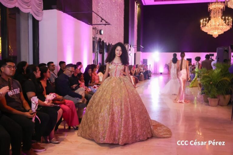 Diseñadores rinden homenaje a las madres con una pasarela