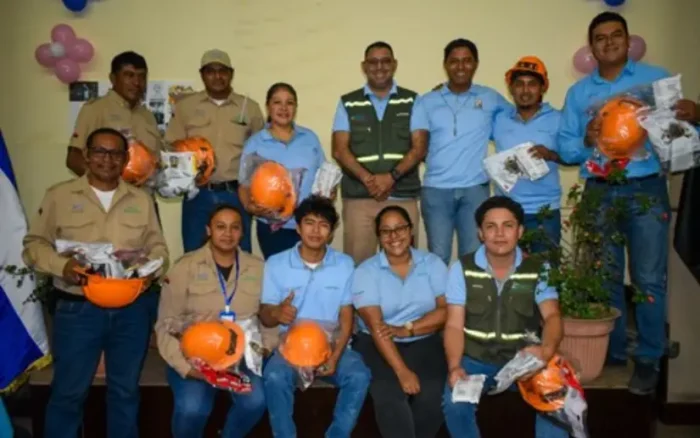 Dotan de equipos de protección a personal del Volcán Masaya