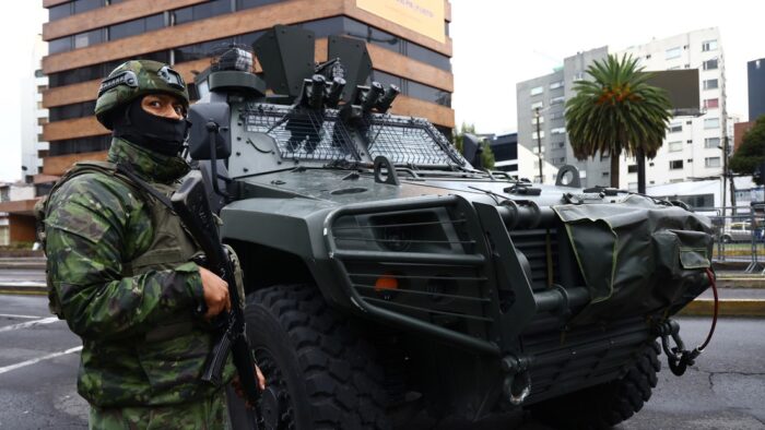 Ecuador desplaza más de mil fuerzas armadas a Puerto Bolívar