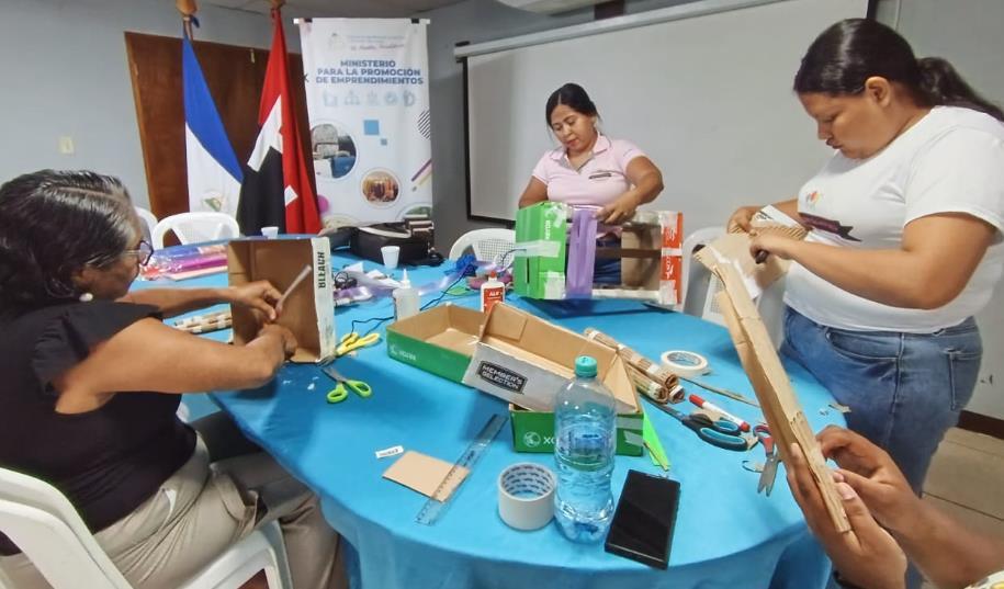 Emprendedores fortalecen habilidades en diseño y elaboración de piñatas creativas