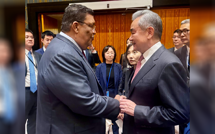 En Consejo de Seguridad: Defensa de los propósitos y principios de la Carta de las Naciones Unidas Martes 26 de mayo, 2026 Naciones Unidas, Nueva York Hoy, el Consejo de Seguridad, bajo la Presidencia de la República Popular China correspondiente al Mes de Mayo, celebró una Reunión sobre el mantenimiento de la Paz y la Seguridad Internacional, enfocada en la defensa de los Propósitos y Principios de la Carta de las Naciones Unidas. La Reunión fue presidida por el Compañero Wang Yi, Canciller de la República Popular China, quien destacó que el Mundo enfrenta crecientes tensiones y desafíos globales, por lo que llamó a defender la Carta de las Naciones Unidas, fortalecer el Multilateralismo y rechazar las acciones unilaterales y los dobles raseros. Reafirmó el apoyo de China a los Países del Sur Global, a la reforma de la Gobernanza Internacional y al fortalecimiento del papel de la ONU en la solución pacífica de controversias. En representación de nuestro Gobierno de Reconciliación y Unidad Nacional, GRUN, participó el Compañero Valdrack Jaentschke, Co-Canciller de Nicaragua, reafirmando el compromiso inquebrantable de nuestro País con la defensa de los Propósitos y Principios de la Carta de las Naciones Unidas, destacando la Igualdad Soberana de los Estados, la No Injerencia en los Asuntos Internos y la Solución Pacífica de Controversias como pilares fundamentales para la Paz y la Seguridad Internacional. Durante su intervención, denunció las políticas hegemónicas y las medidas coercitivas unilaterales impuestas contra Países del Sur Global, señalando que estas prácticas obstaculizan el desarrollo, la erradicación de la pobreza y la implementación de la Agenda 2030. Asimismo, reiteró la exigencia de Nicaragua de eliminar total e incondicionalmente dichas medidas. El Co-Canciller Jaentschke también reconoció el papel de la China como un Hermano Solidario y Defensor del Multilateralismo, valorando sus iniciativas de Cooperación Internacional basadas en el Respeto a la Soberanía y la No Injerencia. Finalmente, reafirmó la Solidaridad de Nicaragua con Cuba y llamó a fortalecer una Cultura de Paz, Justicia, Respeto y Cooperación entre los Pueblos. El Compañero Jaentschke transmitió un Saludo Fraterno al Compañero Wang Yi, fortaleciendo los Lazos de Hermandad y Cooperación entre ambos Países.