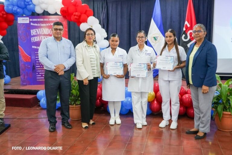 Entregan reconocimientos a enfermeros y enfermeras por su gran labor