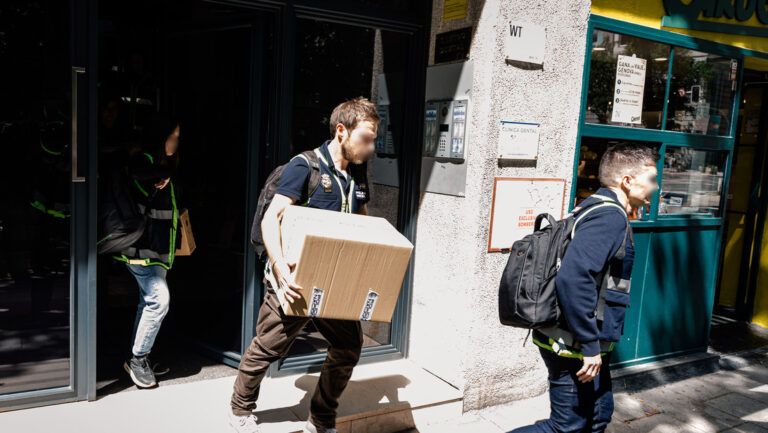 Policía de España accede a caja fuerte de Zapatero