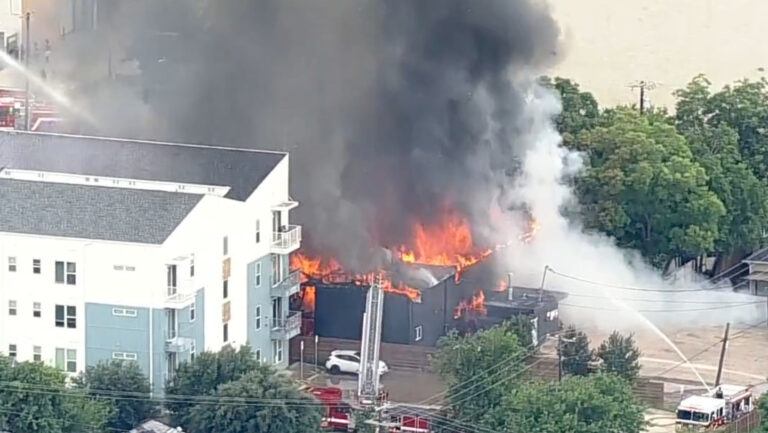 Explosión destruye complejo de apartamentos en Dallas