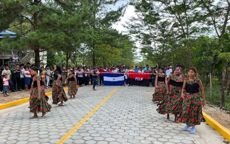 Familias de Waspam reciben calles adoquinadas