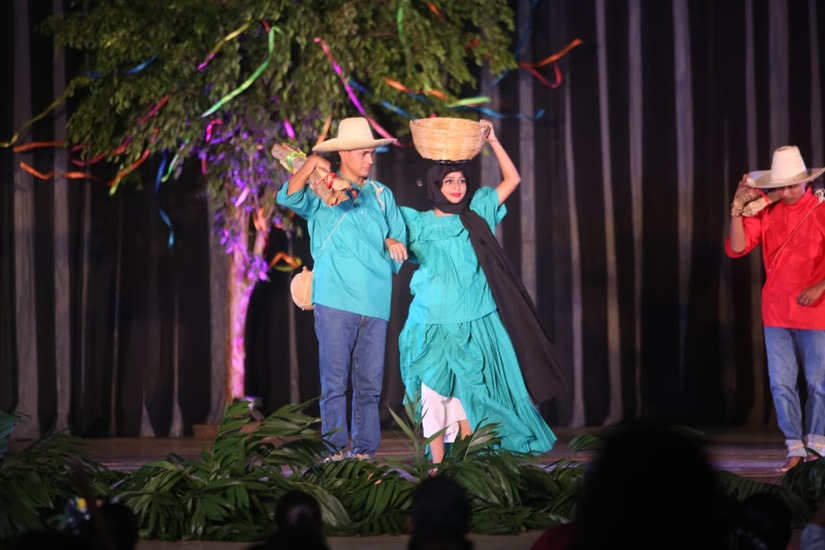 Gala Folklórica llena de multiculturalidad