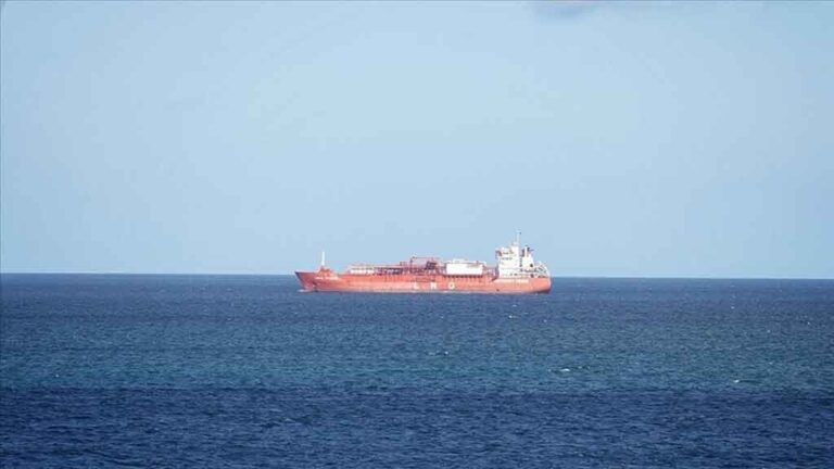 Irán impide entrada de buques de EEUU al estrecho de Ormuz
