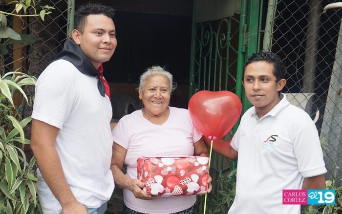 Jóvenes llevan obsequio a Madres de Héroes y Mártires