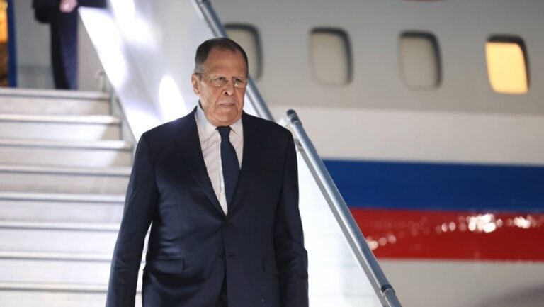 Lavrov ya está en la India para participar en la reunión de los BRICS
