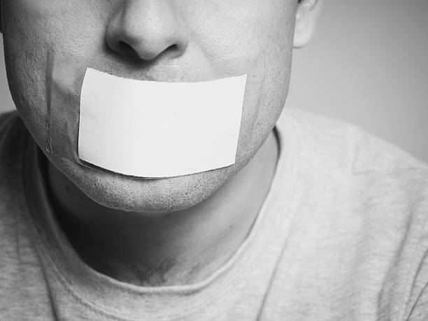 Lo despiden, luego amenaza con contar todo lo que sabe y finalmente lo reintegran su puesto Un hombre inconforme al ser despedido de su trabajo, amenazó con revelar todos los romances que existen en la empresa, incluyendo el de su jefe Al enterarse de su despido, comenzó a gritar en todos los pasillos de la empresa que revelaría los romances ocultos en ese lugar, los cuales están prohibidos según las políticas internas. “Yo aquí sé todo, y si me voy hablo, repetía a todo pulmón el hombre, mientras sus compañeros fingían no verlo y escucharlo. Pero el momento, más tenso llegó cuando dijo que entre esos romances que revelaría estaba el de su jefe. De pronto, una puerta se abrió y salió su jefe quien incomodó lo llamó aparte y luego salieron con una actitud distinta. El jefe dijo que todo había sido un error administrativo y que el empleado sería reintegrado a su cargo de forma inmediata.