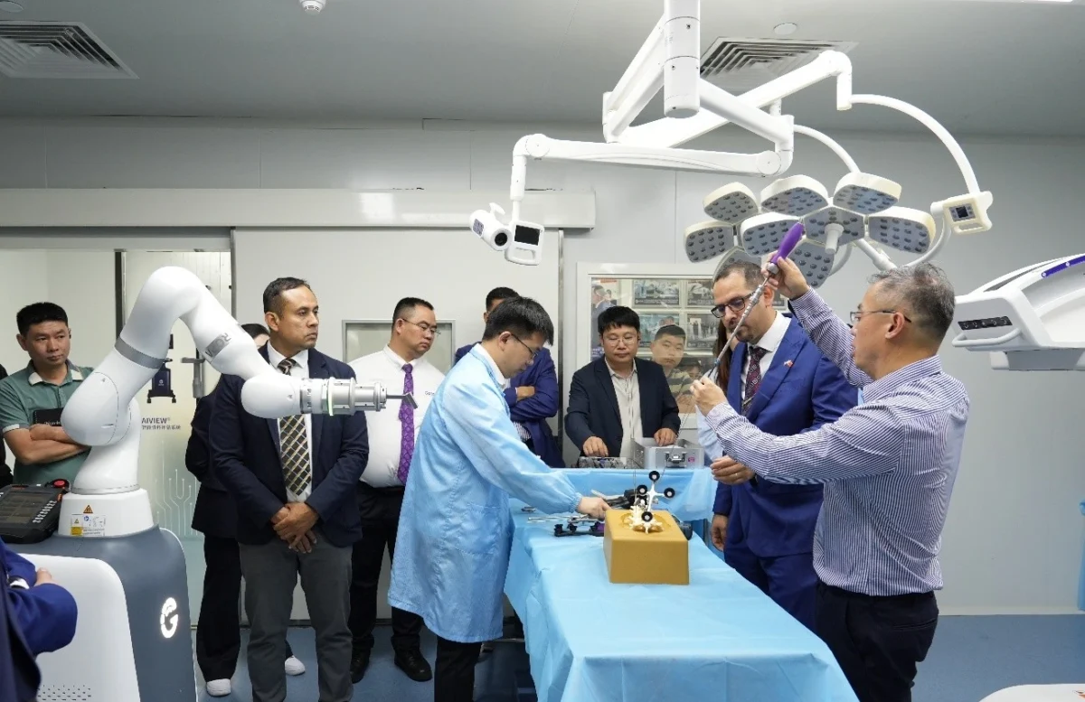 Médicos del MINSA se capacitan en robótica quirúrgica en China