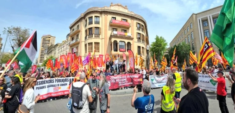Miles marchan en Barcelona este 1ero de mayo por salarios dignos y vivienda accesible