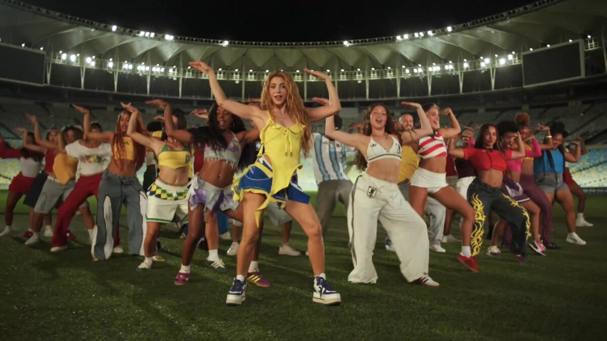 Shakira rinde homenaje a grandes del futbol con “Dai Dai”