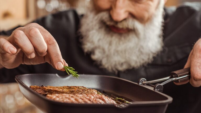 Proponen que los ancianos coman un pedacito de carne a la semana