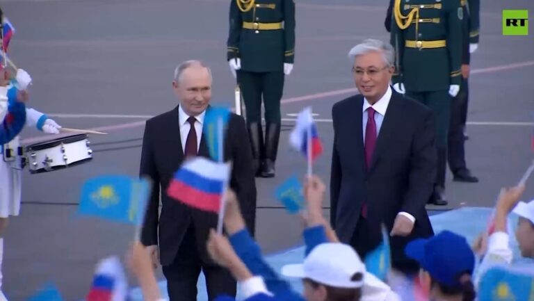 Putin es recibido con todos los honores en Kazajistán