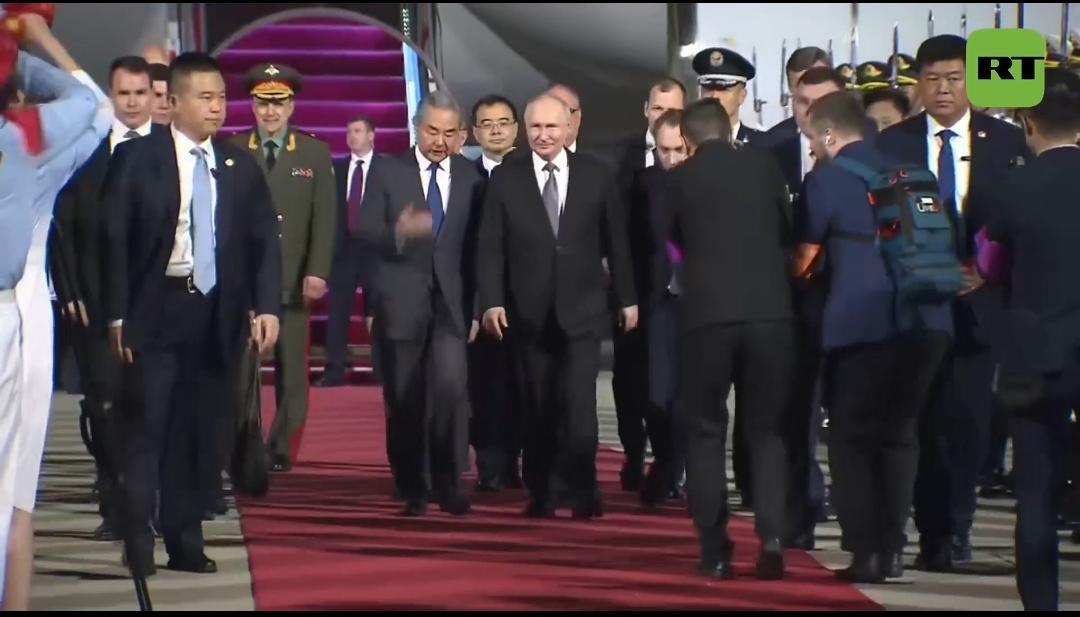 Putin es recibido en Pekin con guardia de honor y alfombra roja