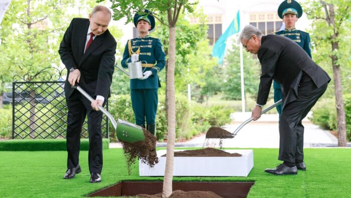 Putin planta un árbol durante su visita a Kazajistán