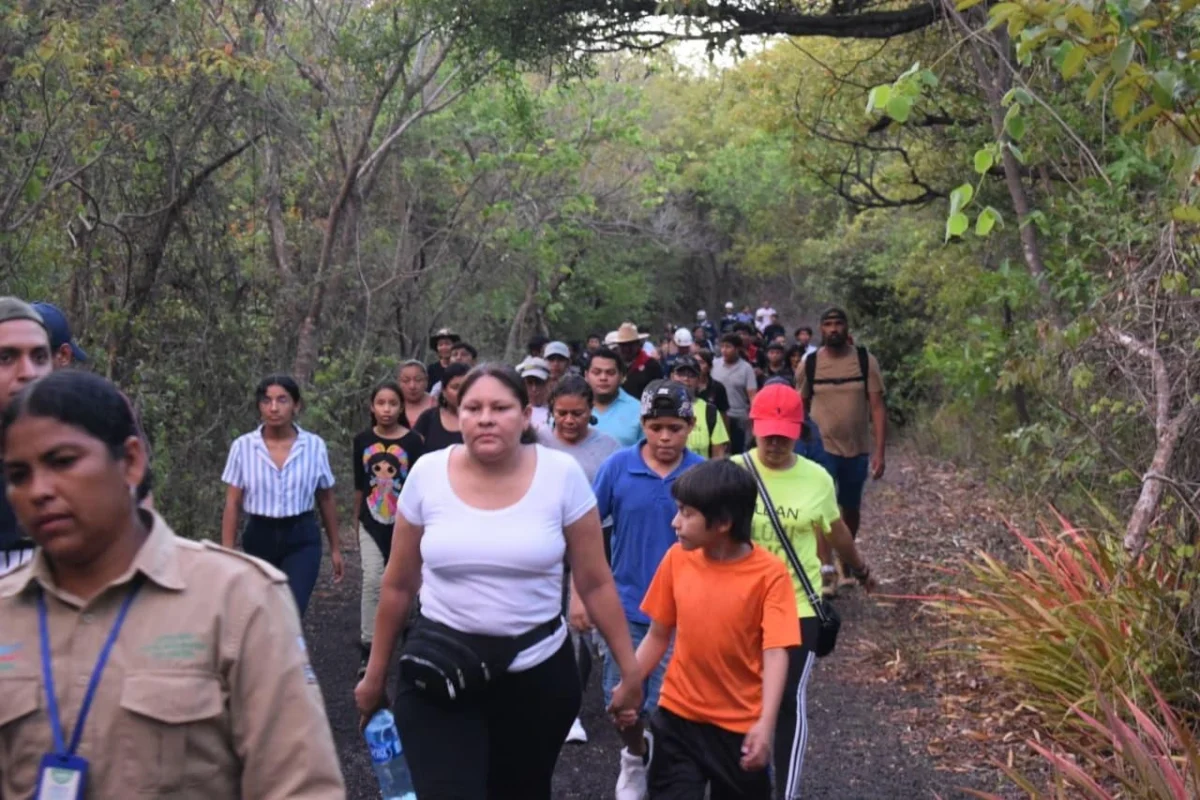 Realizan senderismo nocturno en el Parque Volcán Masaya