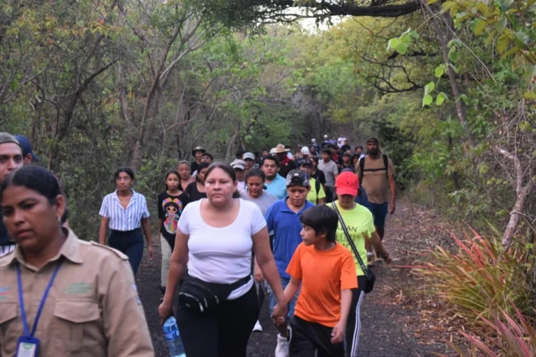 Realizan senderismo nocturno en el Parque Volcán Masaya
