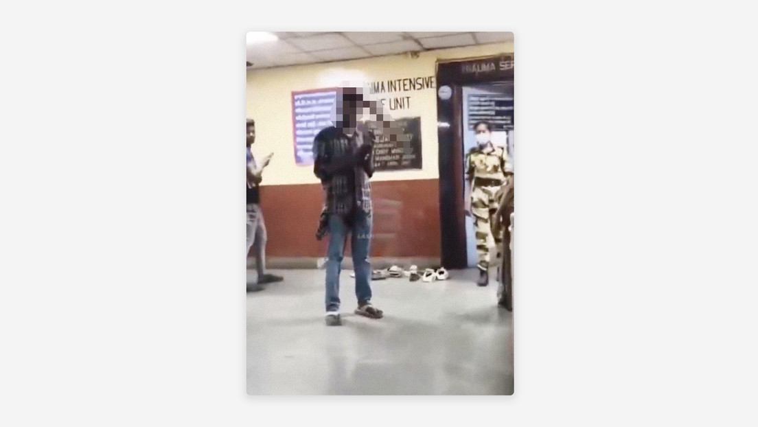 Revisa su celular tranquilamente con un machete incrustado en su cabeza