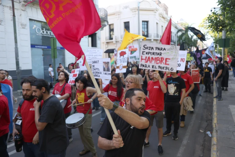 Sindicatos marchan por aumento salarial y contra la informalidad laboral en Paraguay