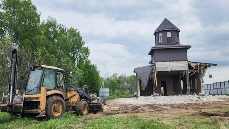 Inicia demolición de un templo dedicado al satanismo