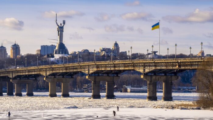UE no evacuará a sus diplomáticos de Kiev