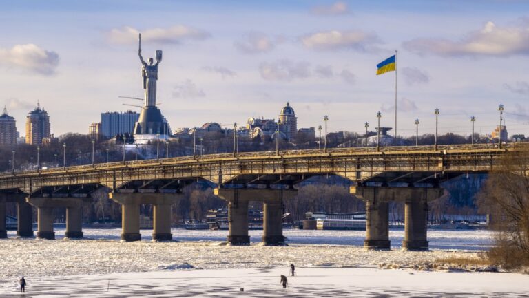 UE no evacuará a sus diplomáticos de Kiev