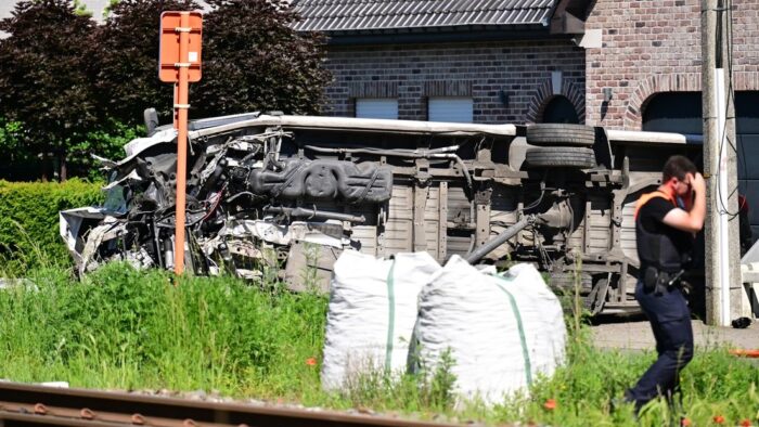 Un tren colisionó con un autobús escolar y dejó varios muertos