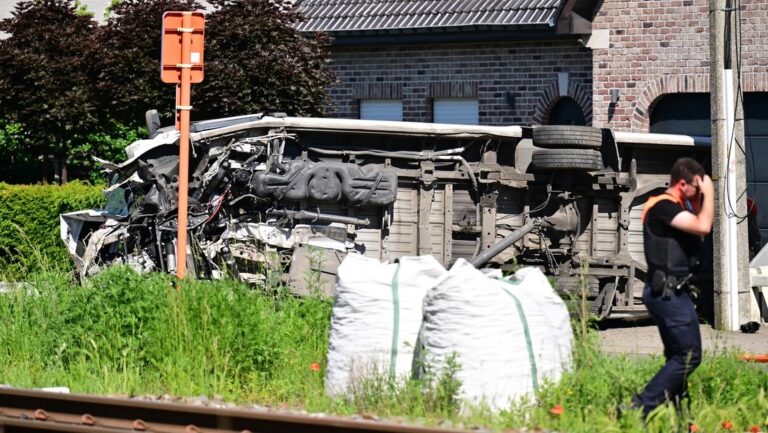 Un tren colisionó con un autobús escolar y dejó varios muertos