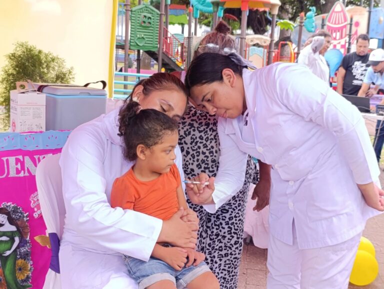 Vacunación contra la Influenza llegará a 270 mil personas en Managua Del 18 de mayo al 24 de noviembre, se desarrolla la Campaña Nacional de Vacunación contra la influenza 2026, y en la cual se aplicarán 270 mil dosis a personas de 6 meses a 60 años, en Managua. El doctor Raúl Úbeda director de Vigilancia de la Salud del SILAIS-Managua, explicó que las vacunas se aplicarán en visitas casa a casa, Centros de Salud y unidades hospitalarias. "La idea es prevenir siempre la temporada que hay en los meses de junio y julio, que pueden haber los picos más altos en la región, nuestro país y región sur del continente", precisó. Para Joseling Gómez, habitante del barrio Jorge Dimitrov, la aplicación de la vacuna contra la influenza es muy importante porque previene la gripe.