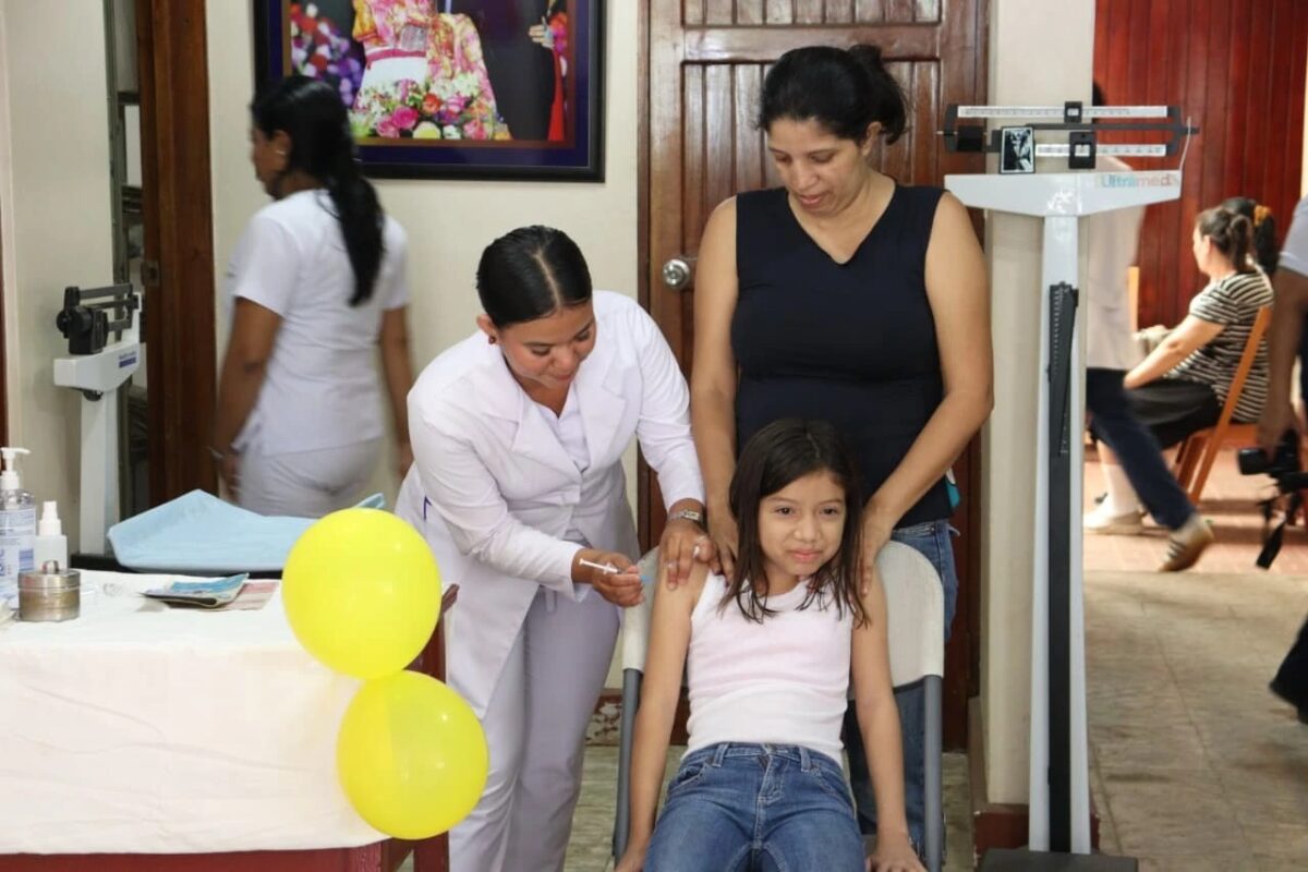 Vacunan a los niños y niñas contra el VPH