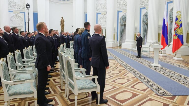 Putin expresa su apoyo a militares rusos