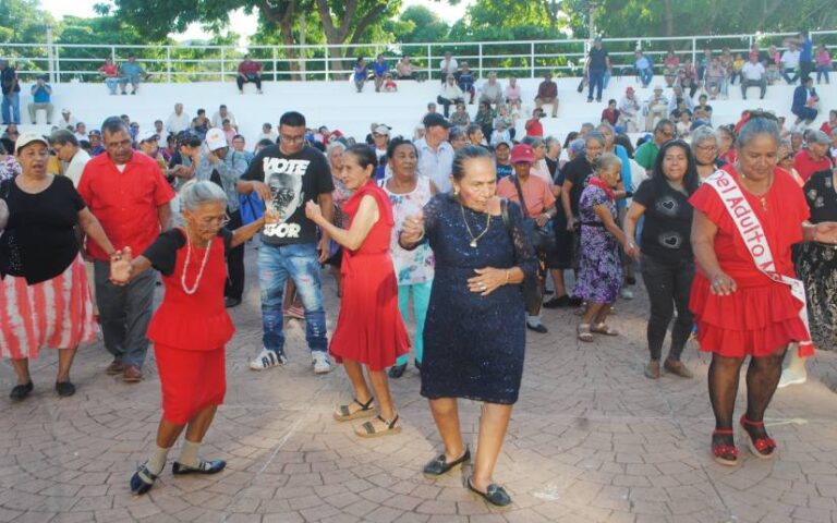 Adultos Mayores participan en “El Bailongo más Grande”
