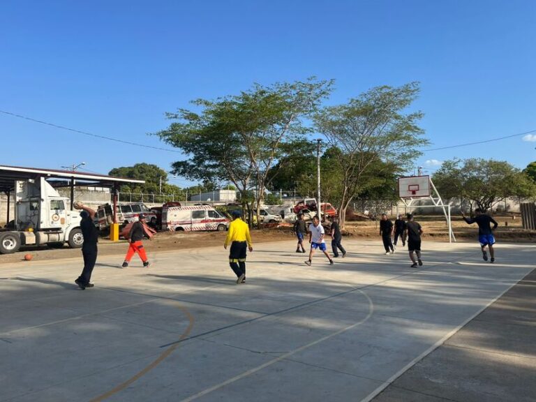 Bomberos participan en encuentro deportivo por el Día de la Juventud