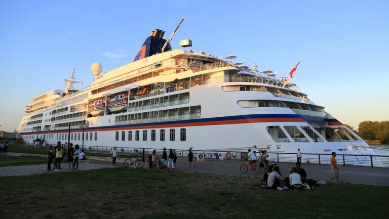 Confinan a más de mil personas en un crucero por la muerte de un pasajero