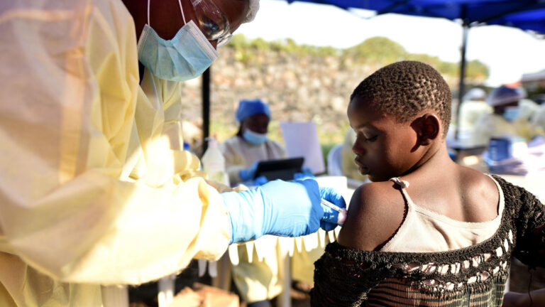 Nuevo brote de ébola deja al menos 80 muertos