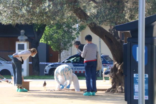 Hombre mata a cuchilladas a su expareja en una plaza pública