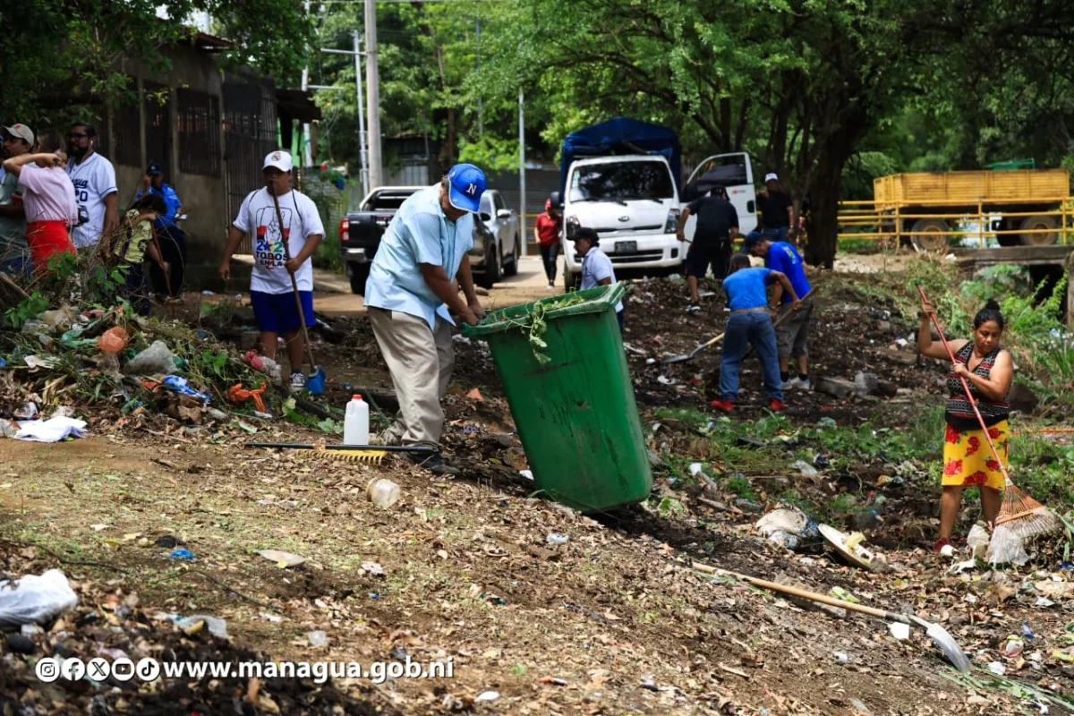 Familias del barrio 18 de Mayo se suman a la jornada de limpieza