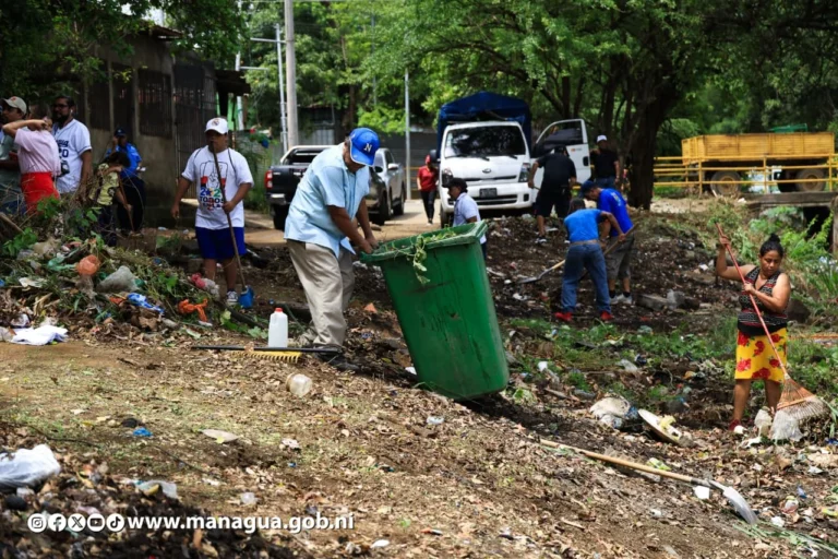 Familias del barrio 18 de Mayo se suman a la jornada de limpieza