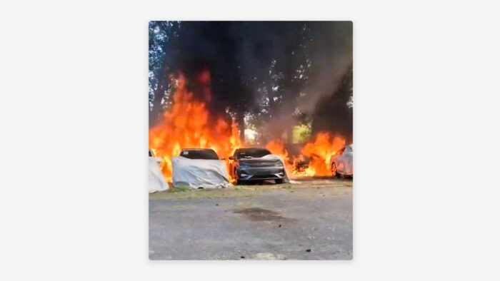 Anciano provoca incendio de autos eléctricos tras despejar un sendero