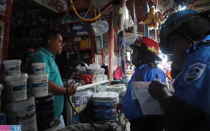 Bomberos inspeccionan tramos en el Mercado Roberto Huembes