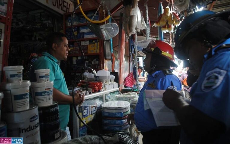 Bomberos inspeccionan tramos en el Mercado Roberto Huembes