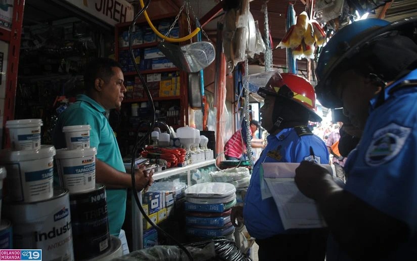 Bomberos inspeccionan tramos en el Mercado Roberto Huembes