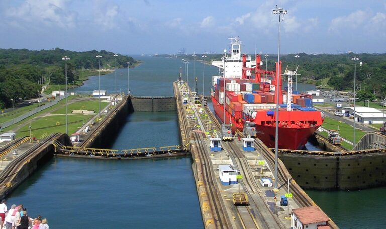 Canal de Panamá reducirá calado máximo para buques Neopanamax desde julio