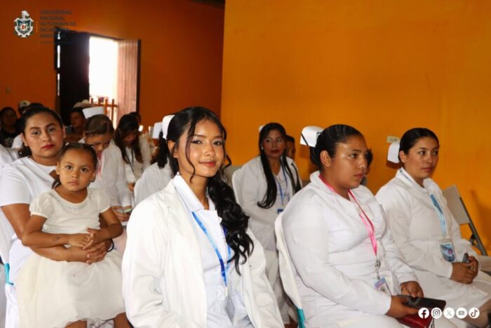 Celebra graduación de 35 nuevos auxiliares de enfermería formados en UNICAM