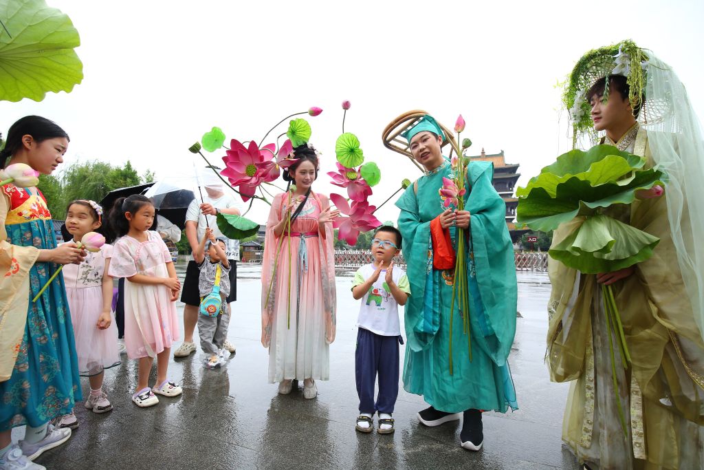 China y Malasia unen cultura y diplomacia a través del arte del batik