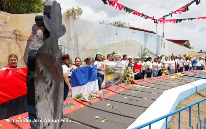 Docentes colocan ofrenda floral por los héroes de la Colina 110