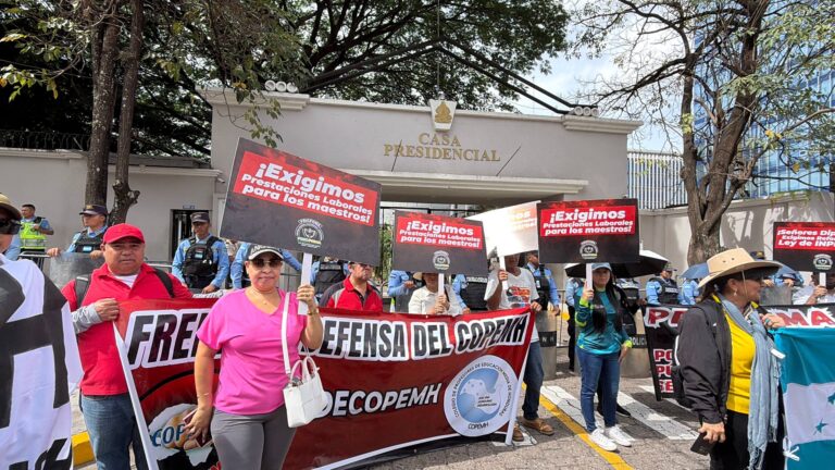 Docentes hondureños mantienen protestas por incumplimiento de aumento salarial
