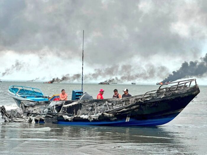 Feroz incendio devora 8 embarcaciones en Ecuador